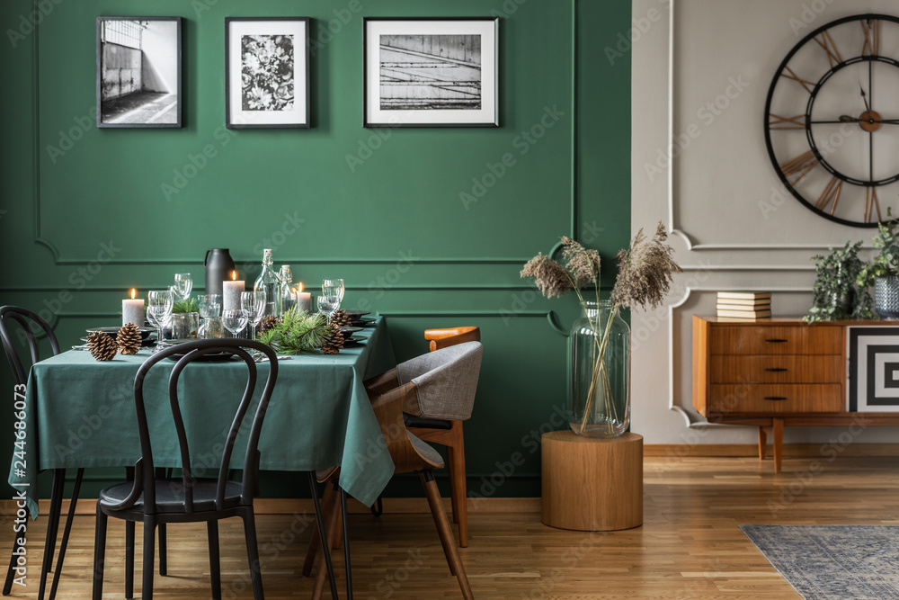 Trendy bottle green dining room with table set for christmas dinner - obrazy, fototapety, plakaty 