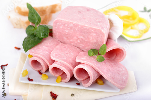 Mielonka . Kompozycja wędliny i warzyw na talerzu.