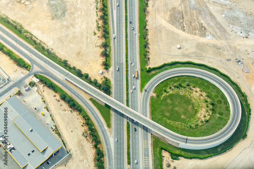 Fototapeta premium Widok na skrzyżowanie dróg w Dubaju, Zjednoczone Emiraty Arabskie