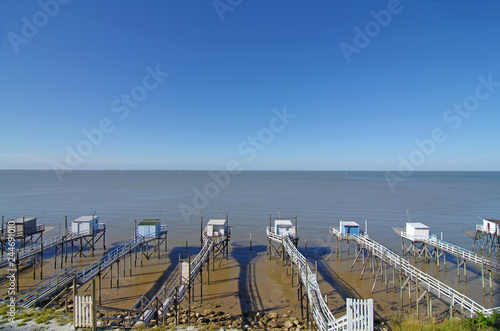 Estuaire de la Gironde, cabanes de pêche sur pilotis en bois, pêche au carrelet. Talmont sur Gironde photo