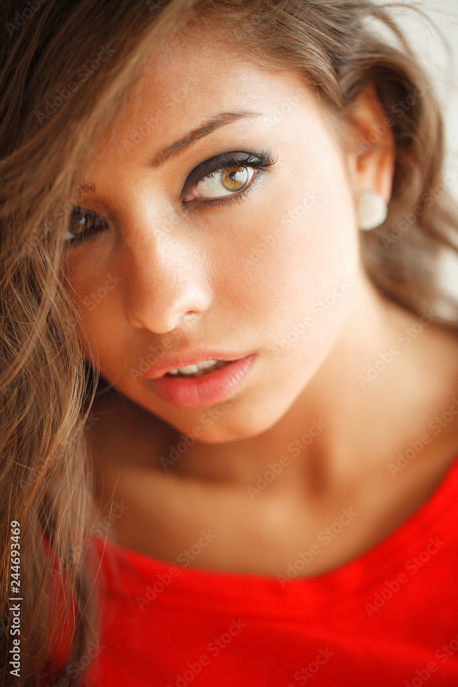 Naklejka premium Hot and sexy brunette girl posing for photo in the home studio