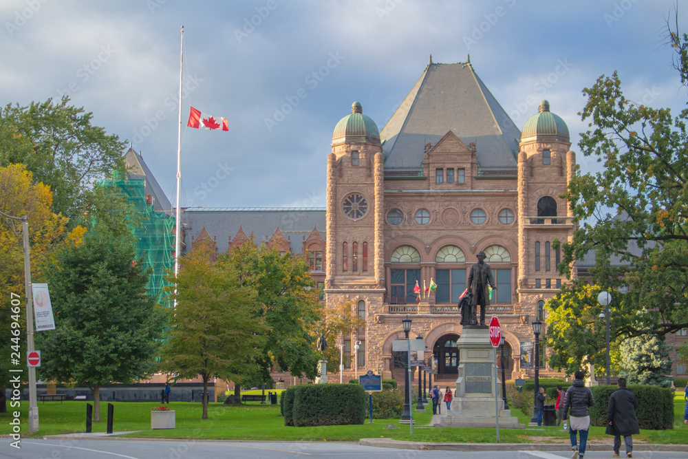Fototapeta premium Toronto- Queen's Park Hyperlapse- Ontario Provincial Legislature