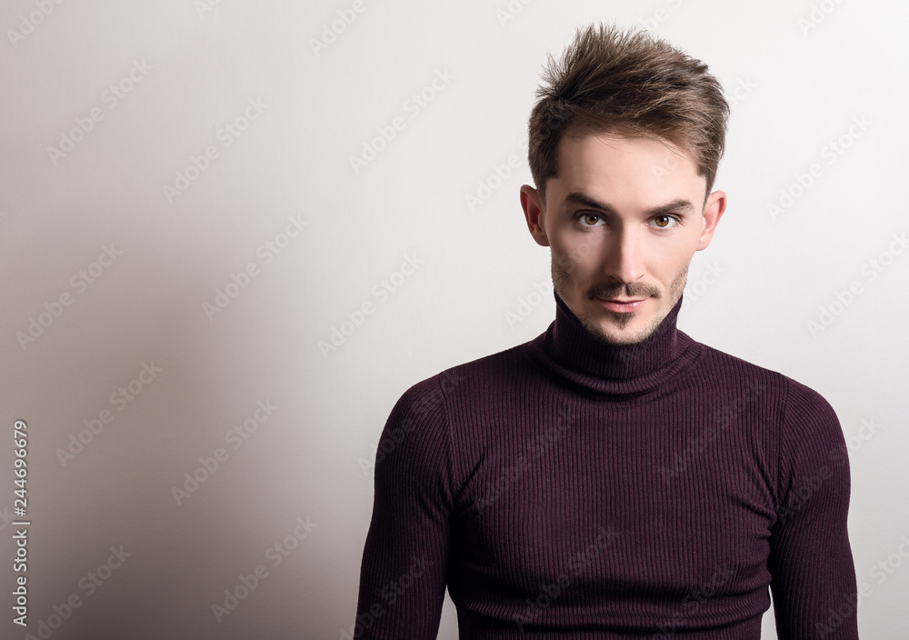 Obraz premium Handsome young elegant man in violet golf.