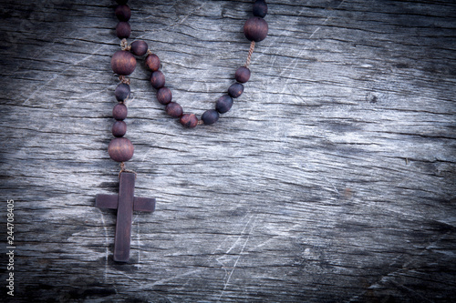 Photo Close up rosary against wooden background as symbol of salvation and eternal life