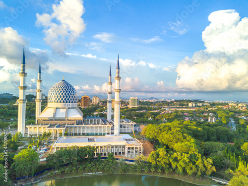 Bilde på lerret Aerial view of Masjid Sultan Salahuddin Abd Aziz Shah during sunset
