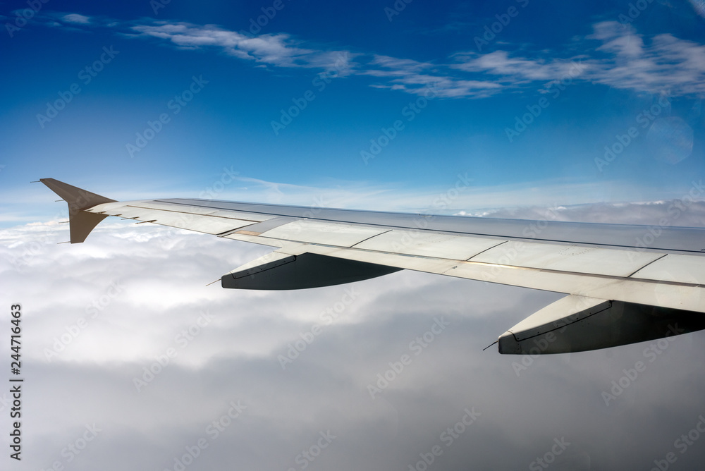 Obraz premium Airplane wing on the sky