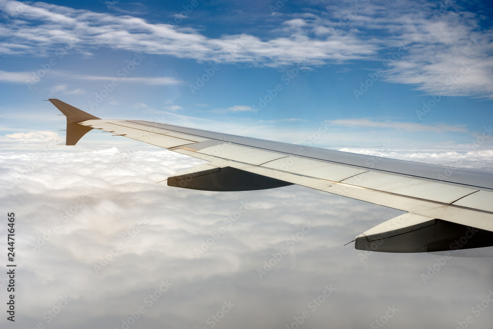 Obraz premium Airplane wing on the sky