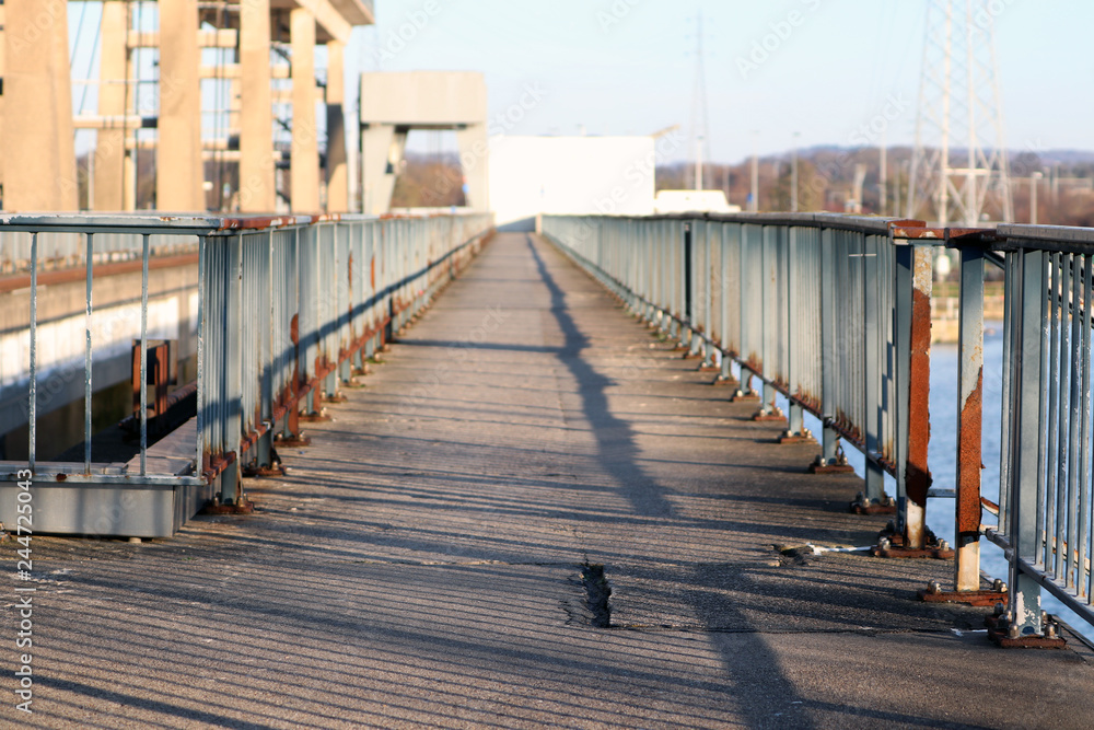 Passerelle dans un triste état Passerelle dans un triste état