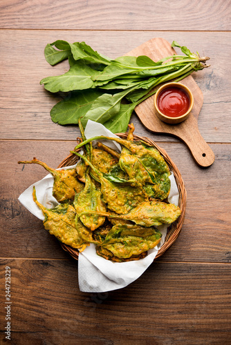 Crispy Palak/spinach Leaves pakoda or pakoda photo
