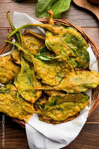 Crispy Palak/spinach Leaves pakoda or pakoda photo