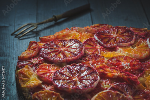 Upside-down Kuchen miit Blutorangen mit einem dunklen Hintergrund photo