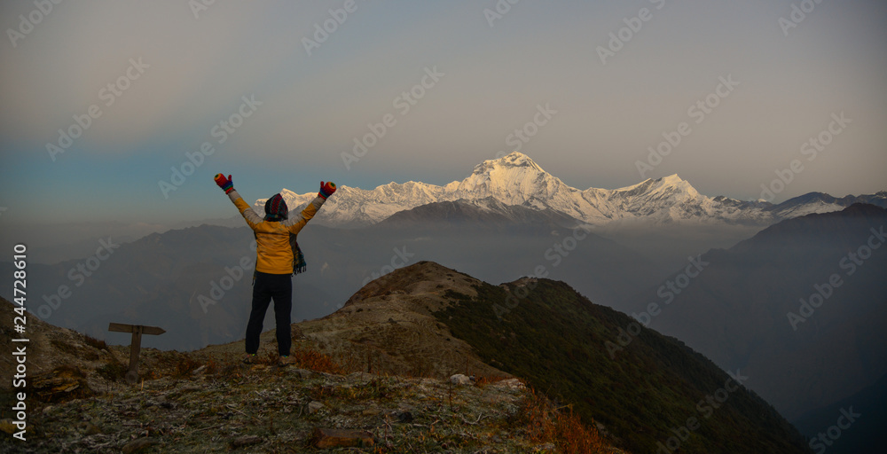 Obraz premium A young woman standing on mountain