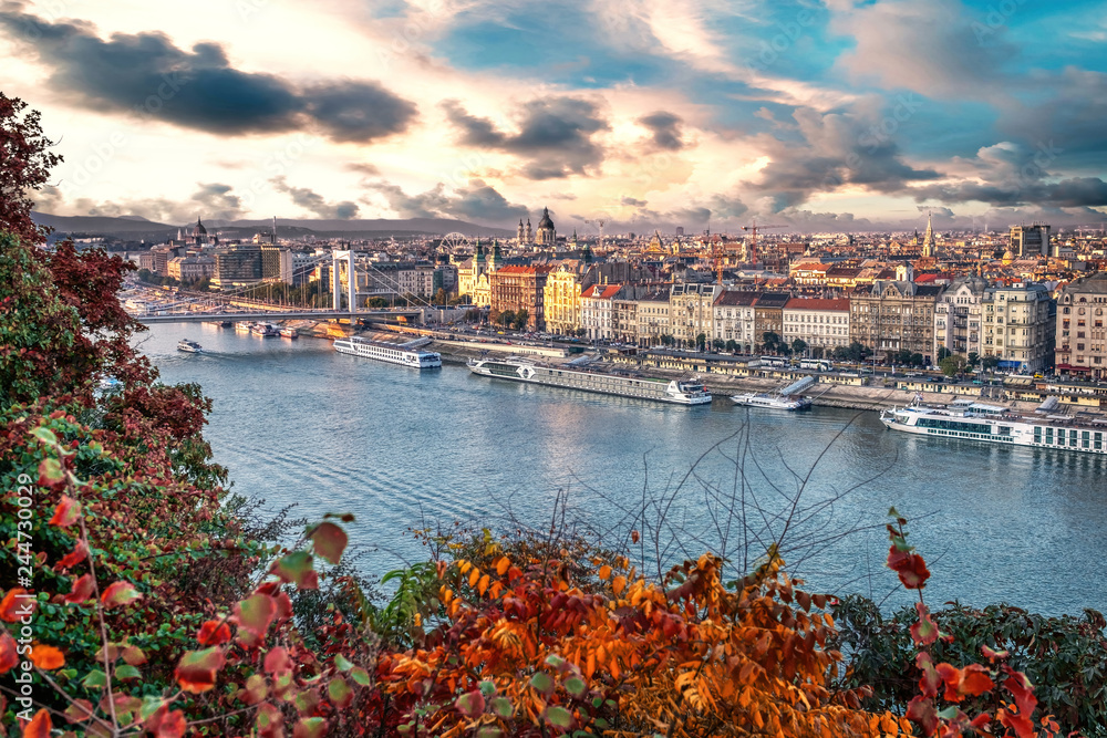 Obraz premium Beautiful sunset over the capital city of Hungary, Budapest. Aerial view with the Danube river in autumn.