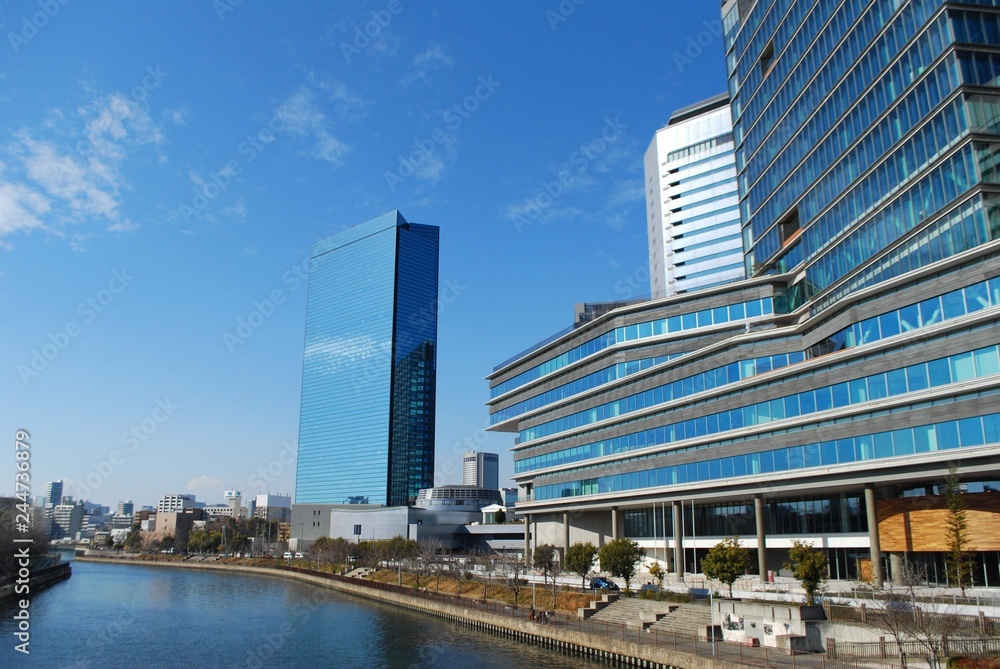 Naklejka premium ビル群と青空