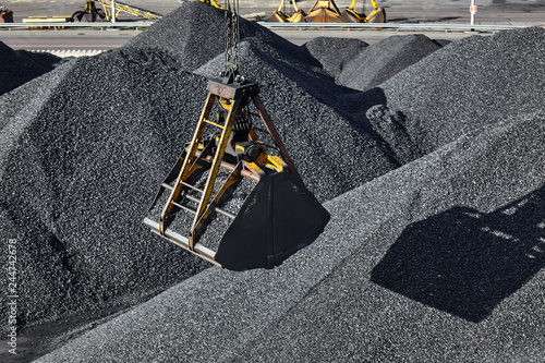 Obraz na płótnie Coal loading excavator, heaps of coal