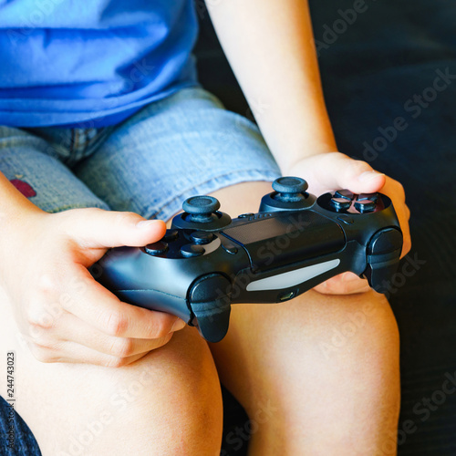 [Japan] girl's hand with Game controller (No.6766-1:1) photo