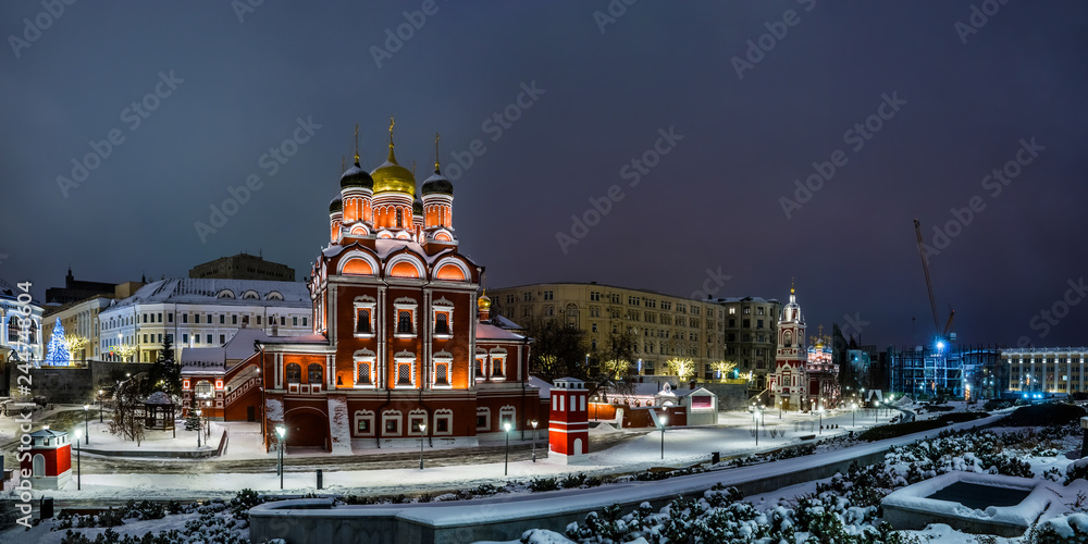 Obraz premium St. George's Church of the Znamensky Monastery and the Chambers of the Romanov boyars in winter snowy night. Zaryadye Park in Moscow, Russia.