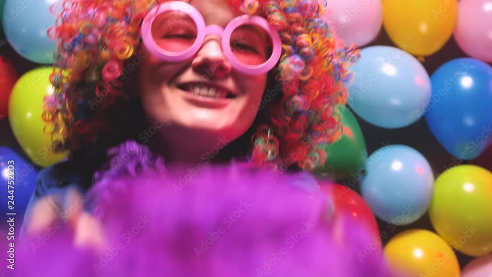 Frau in Karnevalstimmung (video 4k) Frau in Karnevalstimmung (video 4k)