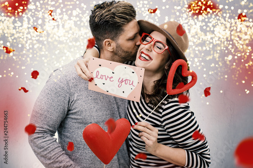 verliebtes Pärchen Mann und Frau zum Valentinstag beschenkt sich mit Rosen und Herzen