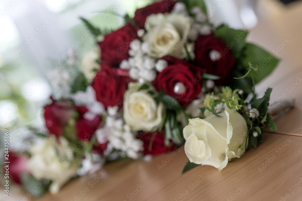 Obraz premium Beautiful bouquet of white and red roses for wedding
