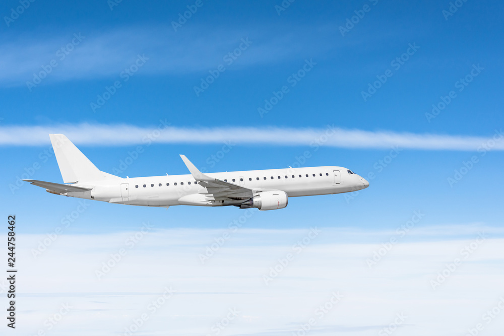Fototapeta premium Samolot leci w widoku cloudscape błękitne niebo.