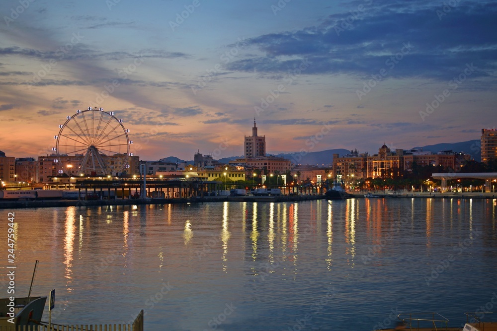 panorama serale dal porto di Malaga in Spagna. Situato vicino al centro città è una grande attrazione turistica animata da bellissimi ristoranti e negozi
