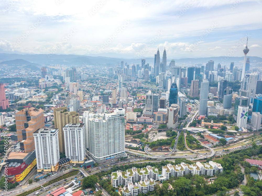 Naklejka premium KUALA LUMPUR, MALAYSIA - AUGUST 19, 2017: Aerial view of metropilitan city at daylight.