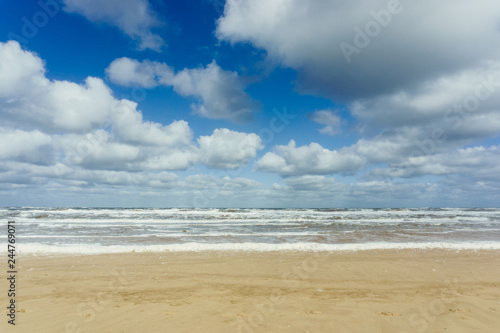Fototapeta Naklejka Na Ścianę i Meble -  Beach with cloudy blue sky and waves at the sea background