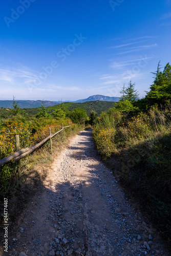 Chemin de randonnée dans le massif des Corbières