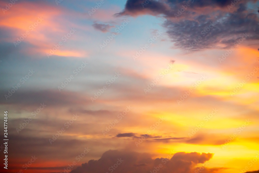 Fototapeta premium Piękne kolorowe niebo. Tło nieba