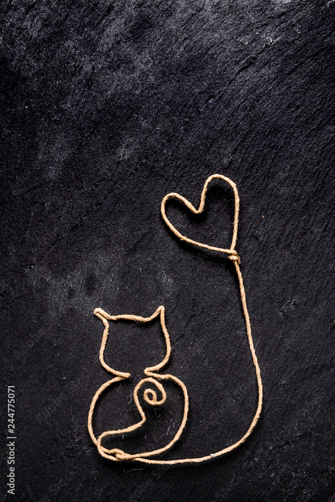 Carte d'amour, chat et petit coeur sur un fond ardoise Carte d'amour, chat et petit coeur sur un fond ardoise