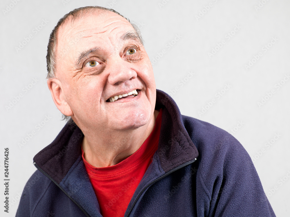 portrait homme âgé avec grand sourire isolé sur fond gris portrait homme âgé avec grand sourire isolé sur fond gris