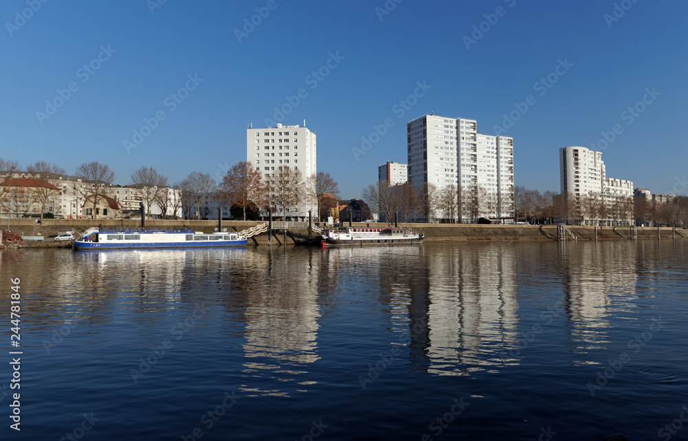 Péniches sur les quai de Seine à Vitry sur Seine