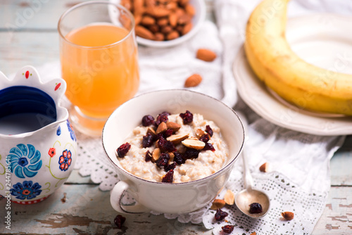 overnight oats with cranberry and almond