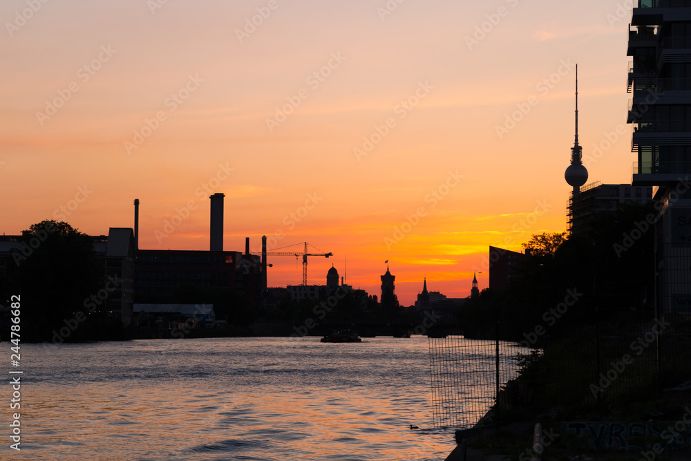 Sonnenuntergang an der Spree in Berlin Sonnenuntergang an der Spree in Berlin