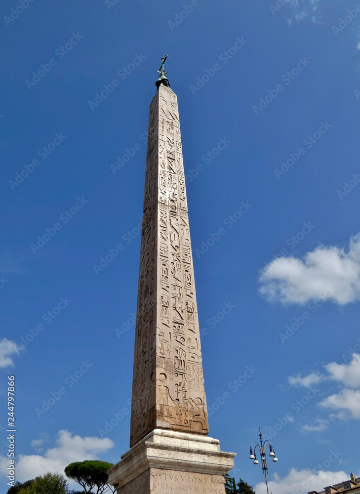 Obelisco flaminio en la plaza del pueblo de Roma.