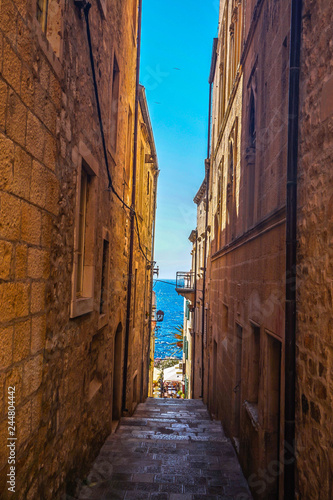 narrow street in croatia © Olivier