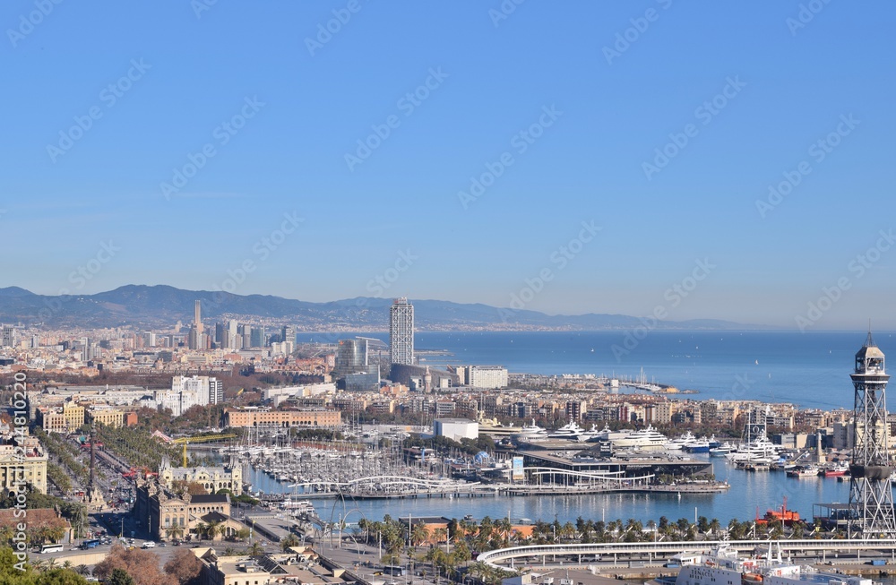 Porto di Barcellona visto dalla collina