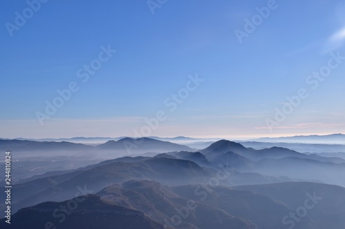 Vista sulle montagne con la nebbia da Montserrat in Catalogna