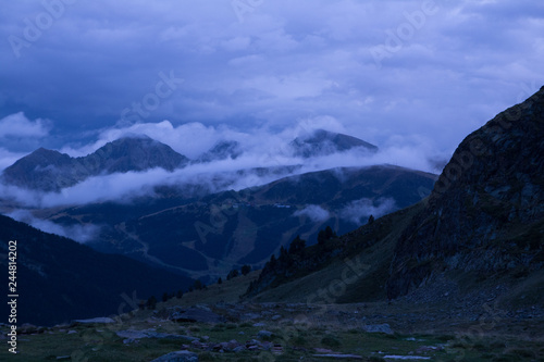 Fototapeta Naklejka Na Ścianę i Meble -  nubes montaña