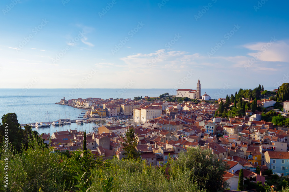 Piran – Pirano / Slowenien / Istrien. Blick auf die St. Georgs-Kathedrale, Altstadt und das Adriatische Meer