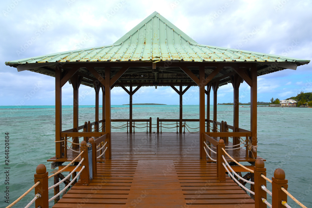 Fototapeta premium avancée sur l'océan à mahebourg