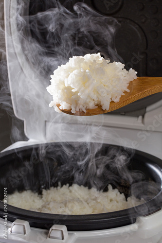 ゆげがあがる炊きたて御飯 photo