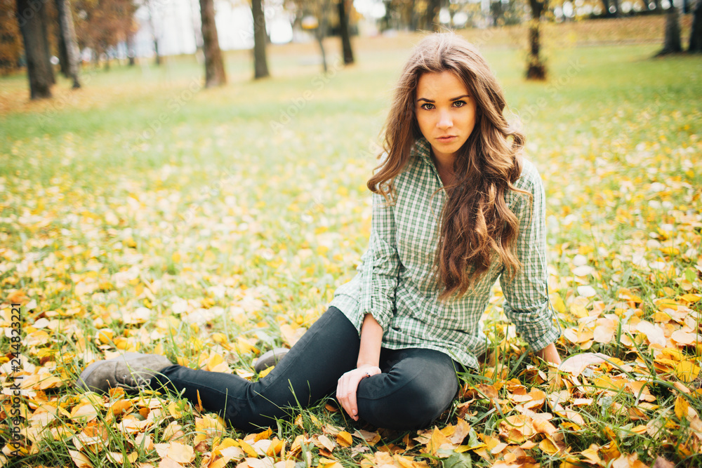 Beautiful girl posing for photo at the autumn ащкуые Beautiful girl posing for photo at the autumn ащкуые