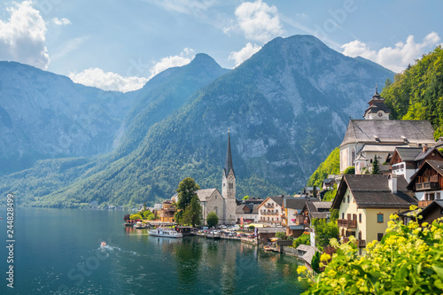 Hallstatt village on Hallstatter lake in Austrian Alps © Kennymax