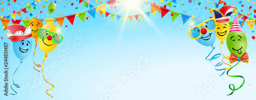 Bunte Luftballons mit lustigen Gesichtern, Konfetti, Wimpel Girlanden vor sonnigem Himmel - Banner 