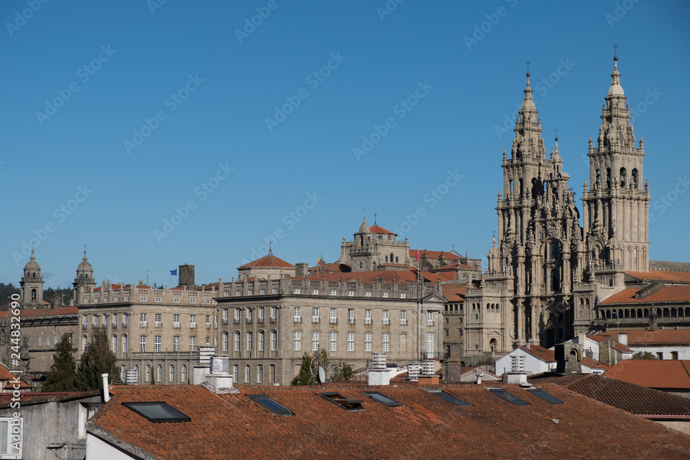 Vista panorámica de la parte antigua de Santiago de Compostela, con el Palacio de Raxoi y la Catedral. Galicia, España.