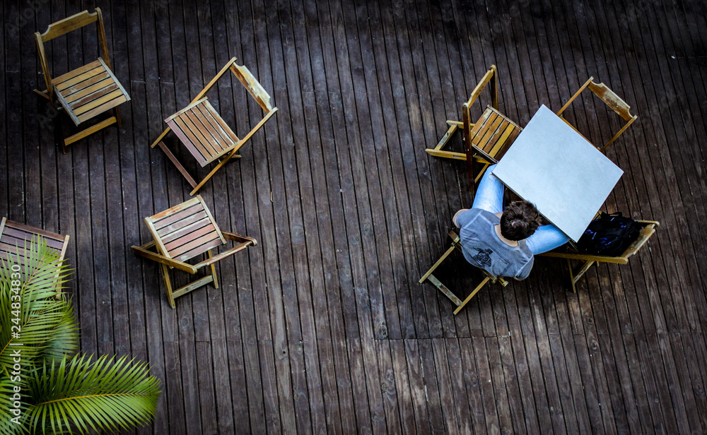 solitary man sitting in a chair - homem solitário em uma cadeira solitary man sitting in a chair - homem solitário em uma cadeira