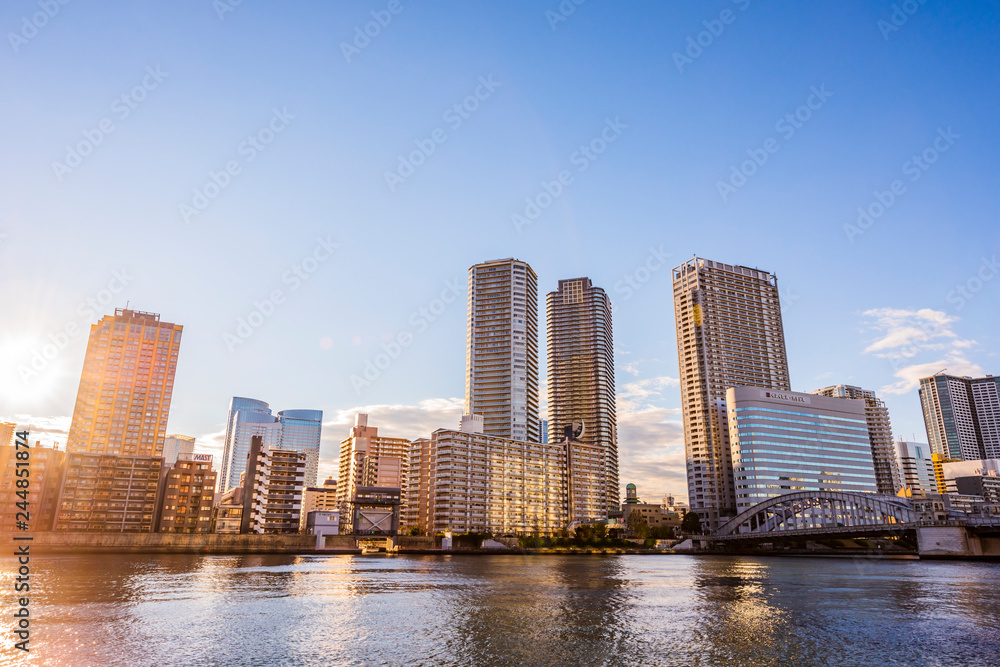 Fototapeta premium 早朝の高層マンション群 The sky at daybreak in Tokyo, Japan