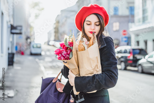 Canvas Print Frenchwoman with baguettes on the street in beret